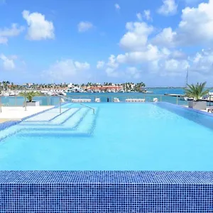 Stylish Luxury Condo, Location, Ocean View, Pool, Gym Apartment Oranjestad